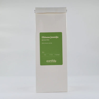 Witte verpakking Chinese jasmijn groene thee van Earthly met groene etiket en bereidingsinstructies