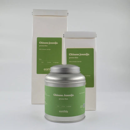 Chinese jasmijn groene thee verpakkingen en metalen theeblik van Earthly met groene etiketten