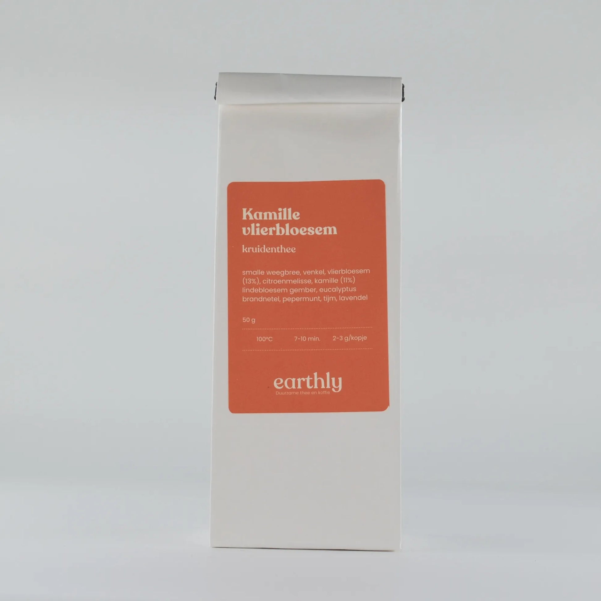 Witte verpakking kamillethee met oranje etiket van Earthly kruidenthee 50g