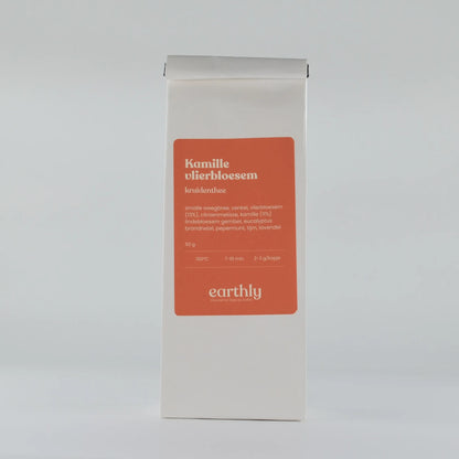 Witte verpakking kamillethee met oranje etiket van Earthly kruidenthee 50g