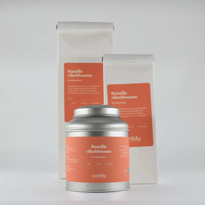 Kamille vlierbloesem kruidenthee verpakt in zilveren blik en witte zakken met oranje label