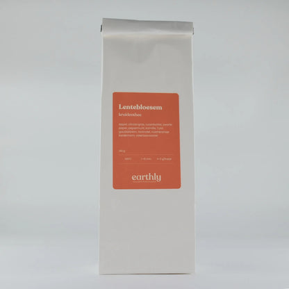 Witte zak met oranje label Lentebloesem kruidenthee van Earthly met ingrediënten en zetinstructies