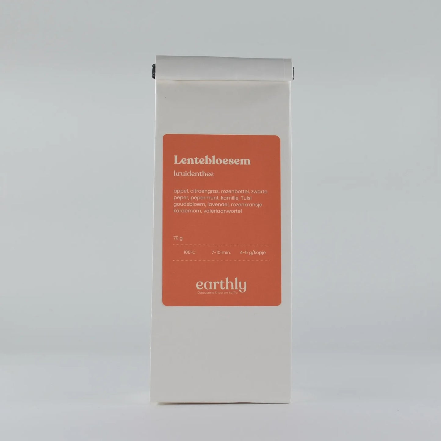 Zakje Lentebloesem kruidenthee met ingrediënten en zetadvies van Earthly op witte achtergrond