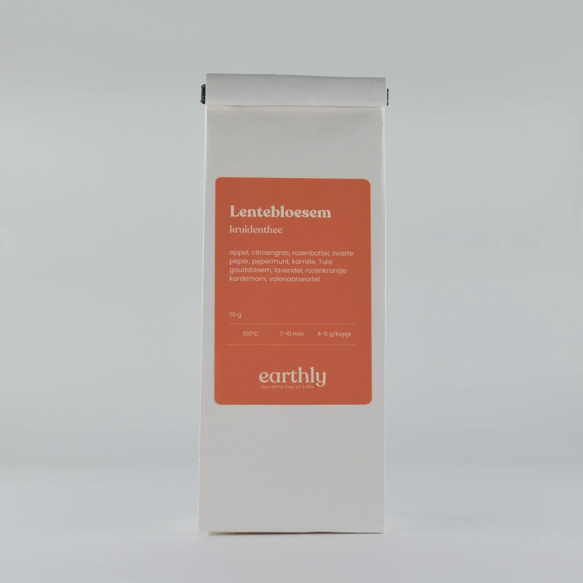 Zakje Lentebloesem kruidenthee met ingrediënten en zetadvies van Earthly op witte achtergrond