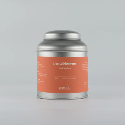 Zilveren blik met oranje etiket met teksten Lentebloesem kruidenthee van Earthly