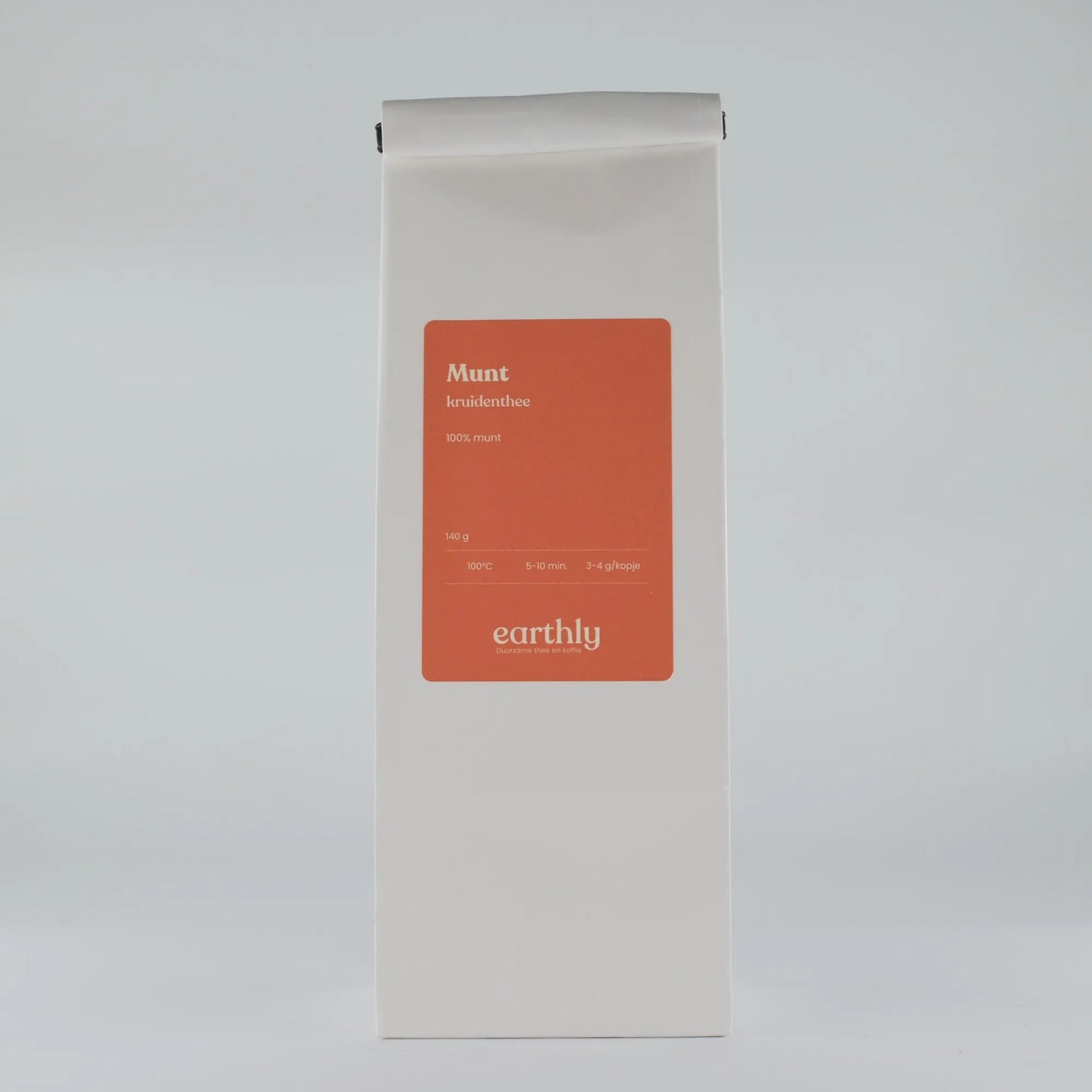 Witte zak met munt kruidenthee 140g van Earthly met oranje etiket en bereidingsinstructies