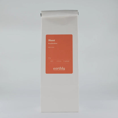 Witte zak met munt kruidenthee 140g van Earthly met oranje etiket en bereidingsinstructies