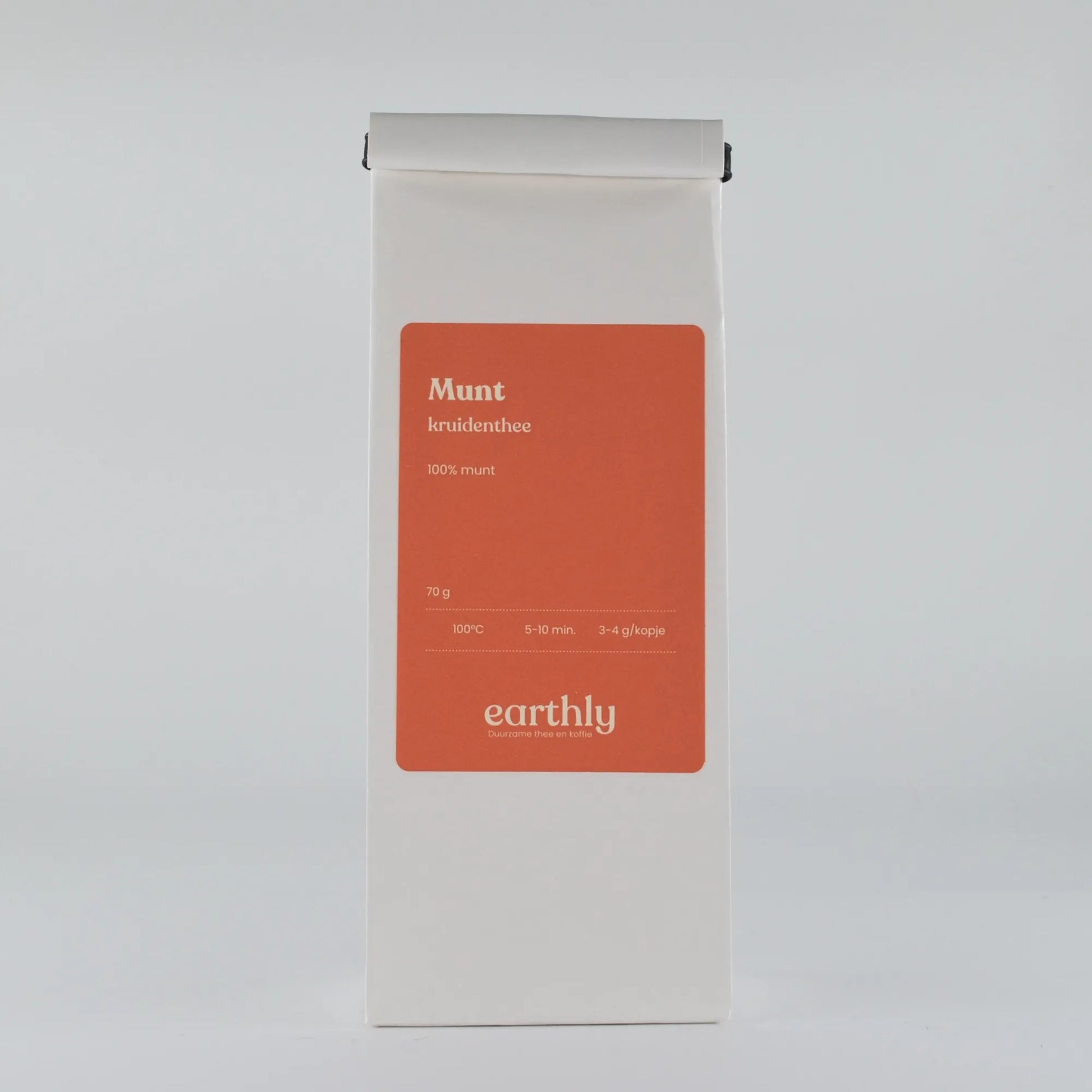 Witte verpakking munt kruidenthee 70g van Earthly met oranje etiket en zetinstructies