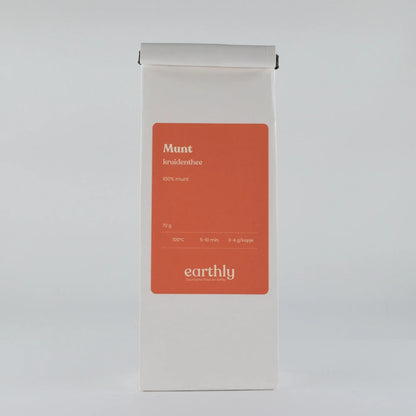 Witte verpakking munt kruidenthee 70g van Earthly met oranje etiket en zetinstructies