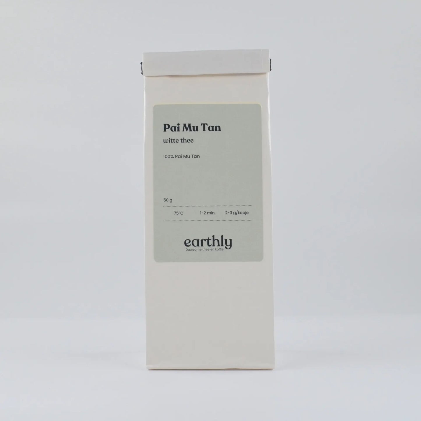 Verpakking witte thee Pai Mu Tan 50g van Earthly met infomatie over zettemperatuur en tijd