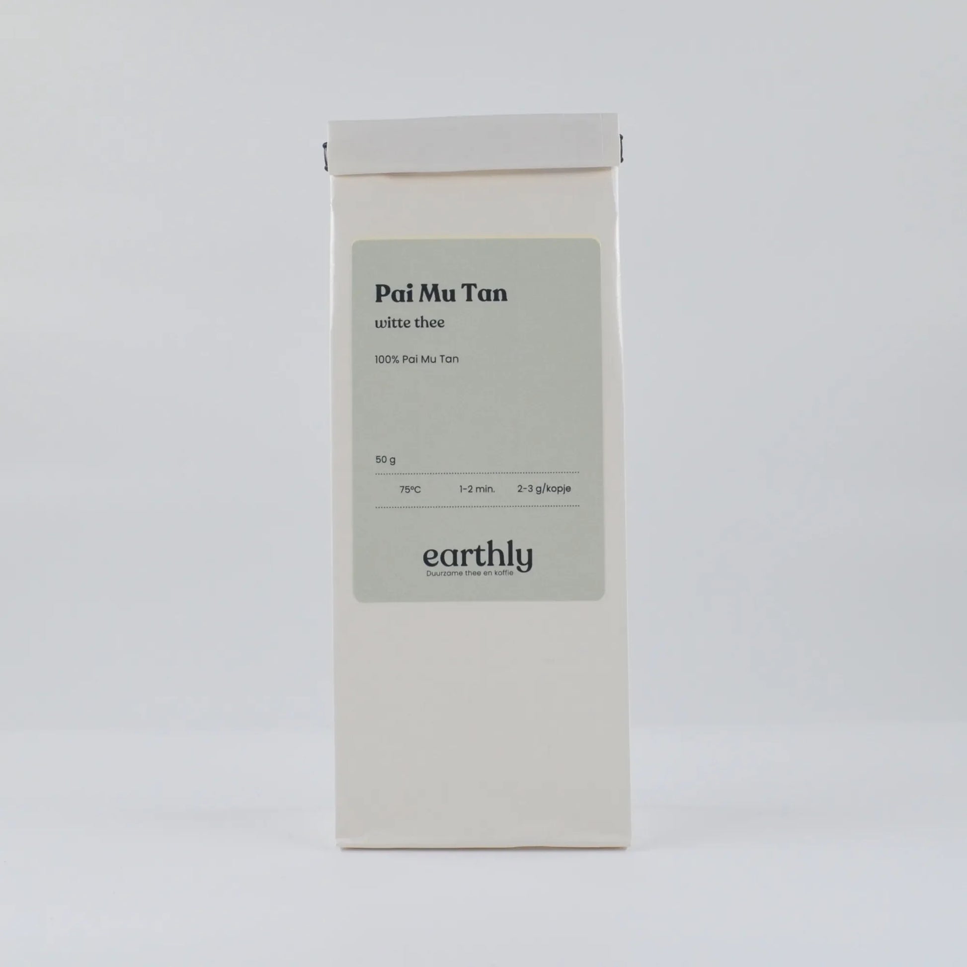 Verpakking witte thee Pai Mu Tan 50g van Earthly met infomatie over zettemperatuur en tijd