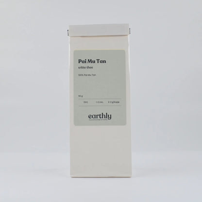 Verpakking witte thee Pai Mu Tan 50g van Earthly met infomatie over zettemperatuur en tijd