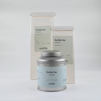 Verpakking van Pai Mu Tan witte thee van Earthly, inclusief metalen blikje en papieren zakken
