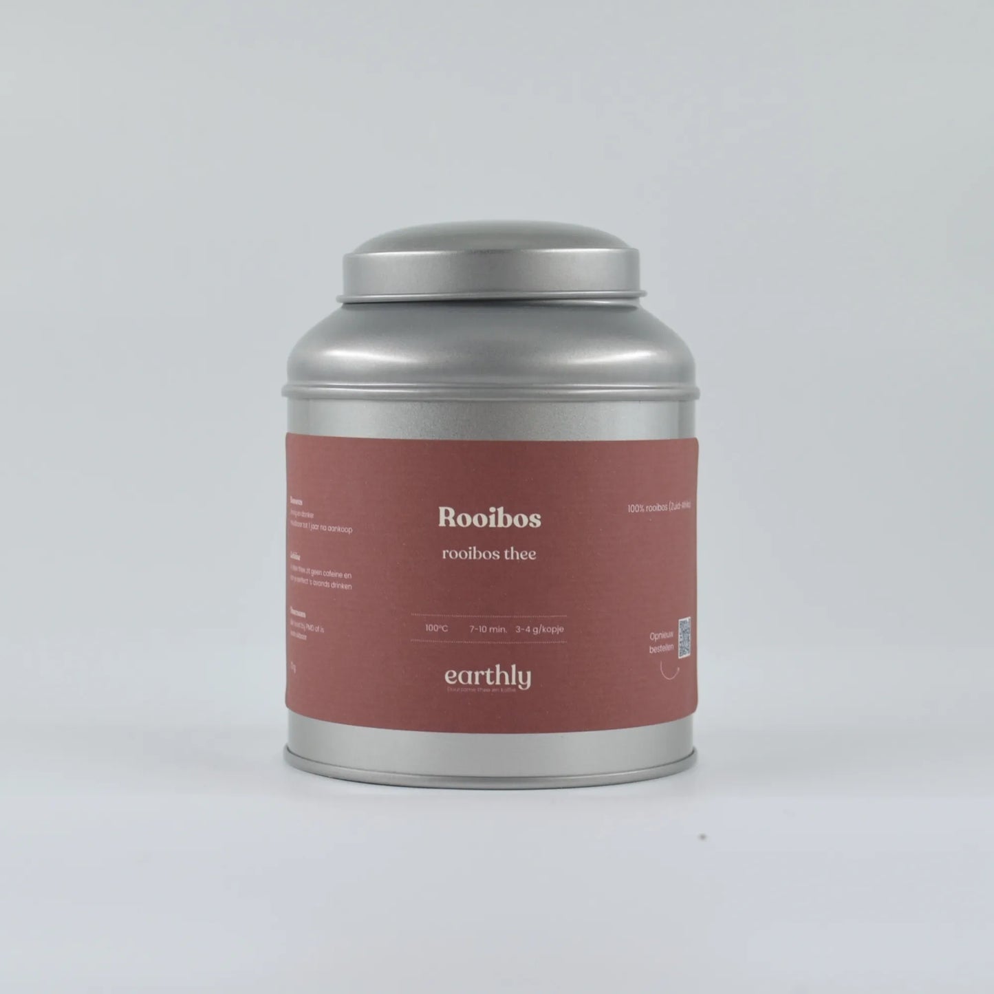 Zilverkleurig theeblik met rood label van Earthly, rooibos thee verpakking