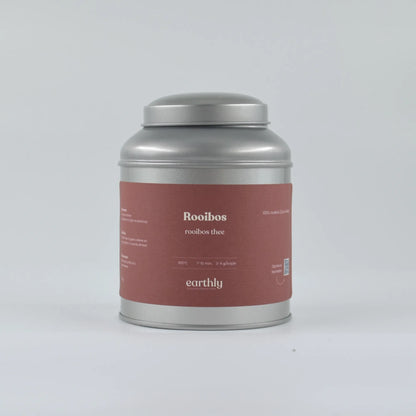 Zilverkleurig theeblik met rood label van Earthly, rooibos thee verpakking