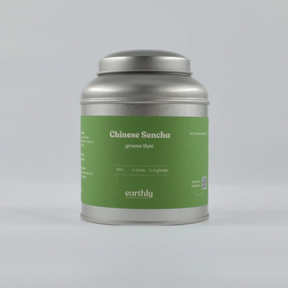 zilveren theeblik met groene label Chinese Sencha groene thee van Earthly