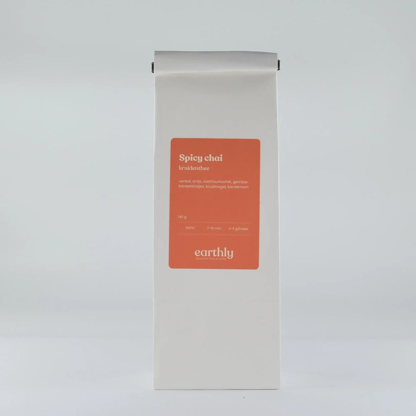 Witte verpakking Earthly spicy chai kruidenthee met specerijen en zetinstructies