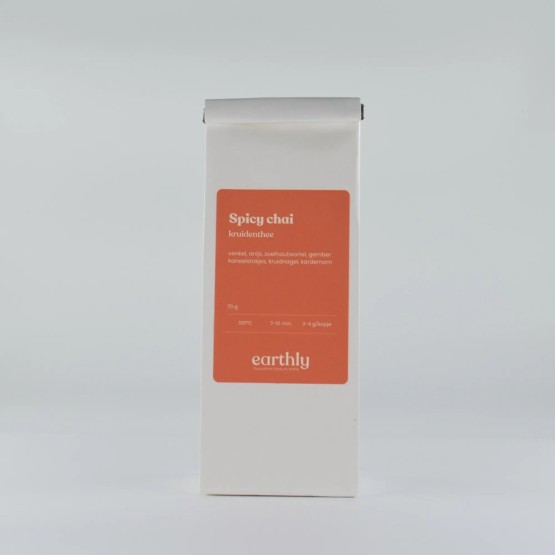 Witte zak met orange label Spicy chai kruidenthee van Earthly met ingrediënten en zetinstructies