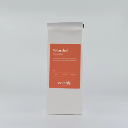 Witte zak met orange label Spicy chai kruidenthee van Earthly met ingrediënten en zetinstructies