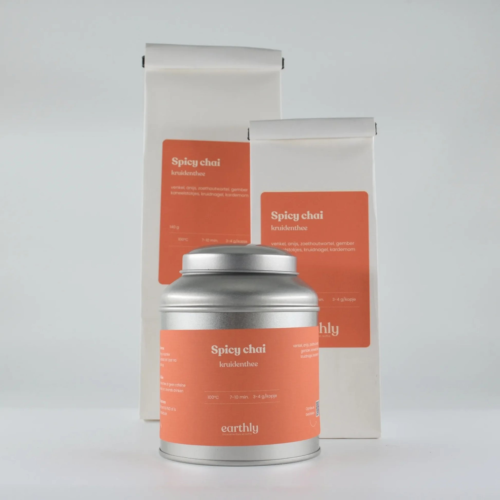 Spicy chai kruidenthee verpakkingen en tinblik met oranje label van Earthly