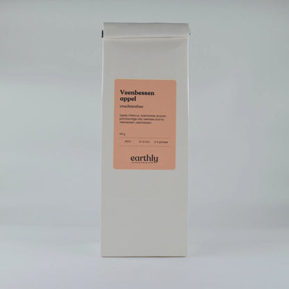 Wit pakje Veenbessen appel vruchtenthee met oranje etiket van Earthly op neutrale achtergrond