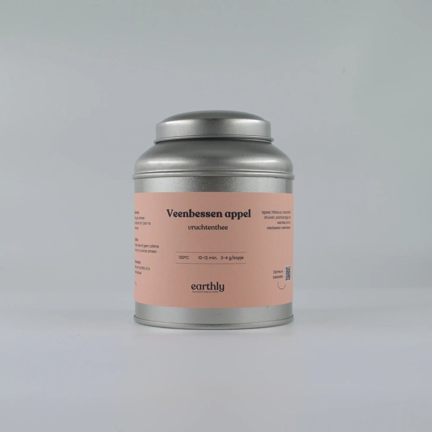 Metalen blik met roze etiket voor vurenbessen appel vruchtenthee van Earthly