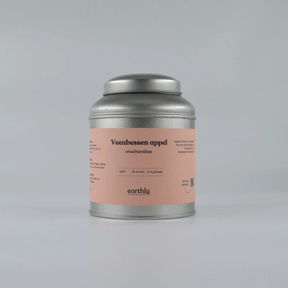 Metalen blik met roze etiket voor vurenbessen appel vruchtenthee van Earthly